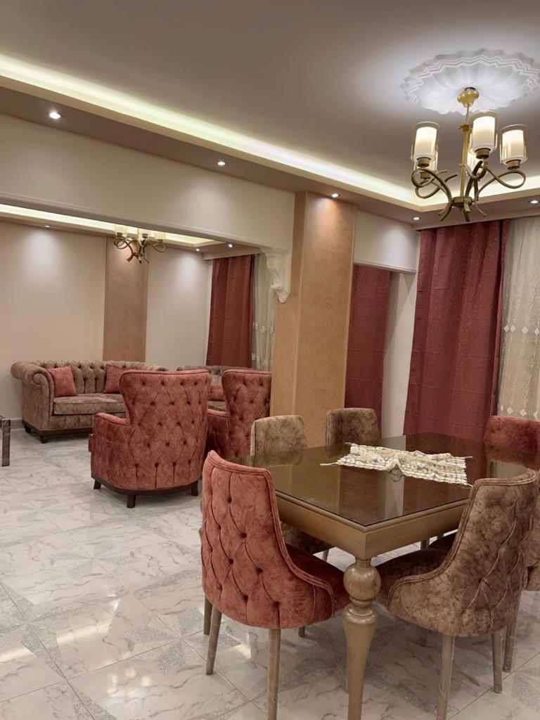 Apartment Radisson-adjacent Luxury Furnished Apartment: Airport Proximity *