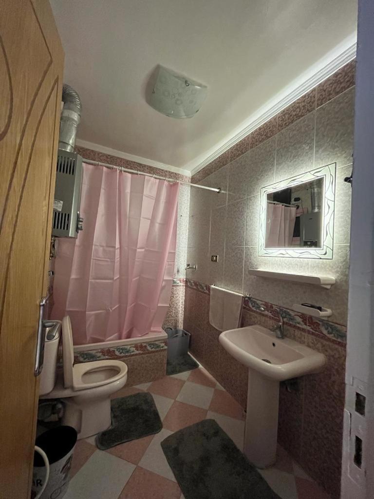 Radisson-adjacent Luxury Furnished Apartment: Airport Proximity Cairo